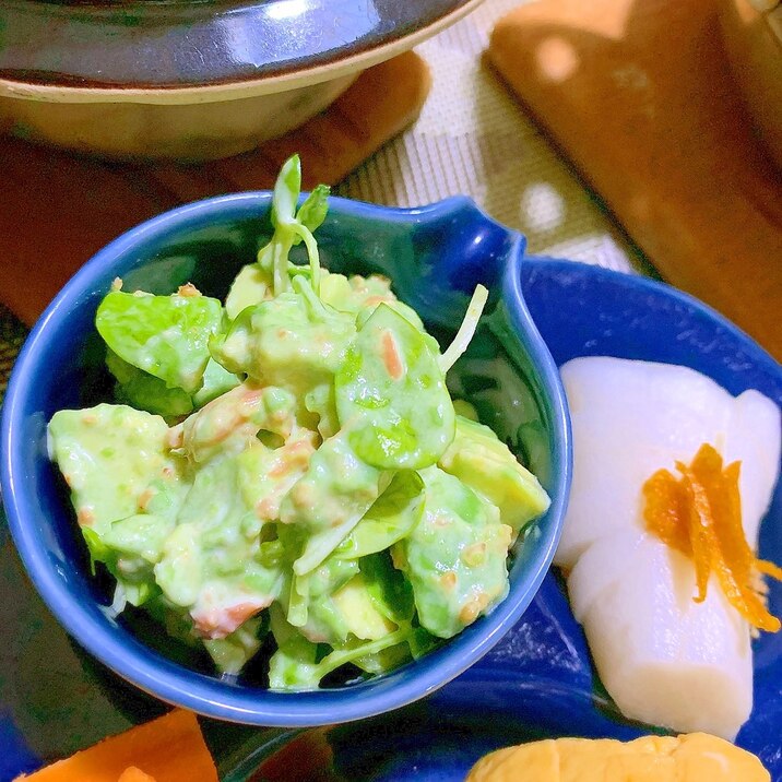 鮭フレークとアボカドのサラダ